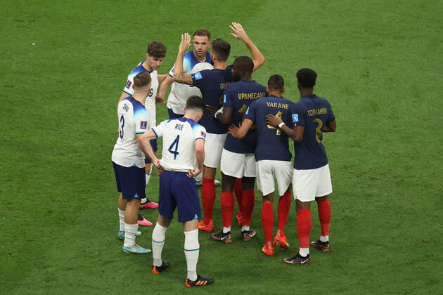 England v France : FIFA World Cup, WM, Weltmeisterschaft, Fussball 10 December 2022, Al Kohr - FIFA World Cup Qatar 2022 - Quarter-Finals - England v France - French players are closely marked at a corner kick - Photo: Charlotte Wilson Offside. Al Kohr Qatar Copyright: xCharlottexWilsonx xOffsidexOffside