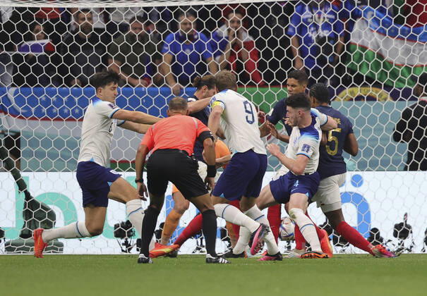 England v France 2022 FIFA World Cup, WM, Weltmeisterschaft, Fussball Declan Rice of England battles for the ball during the 2022 FIFA World Cup Quarter-final match at Al Bayt Stadium, Al Bayt Content Not Available For UK Newspapers Copyright: xPaulxChestertonx FIL-17802-0102 UK Newspapers OUT