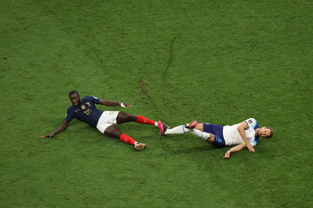 England v France : FIFA World Cup, WM, Weltmeisterschaft, Fussball 10 December 2022, Al Kohr - FIFA World Cup Qatar 2022 - Quarter-Finals - England v France - Harry Kane of England is tackled by Dayot Upamecano of France - Photo: Charlotte Wilson Offside. Al Kohr Qatar Copyright: xCharlottexWilsonx xOffsidexOffside