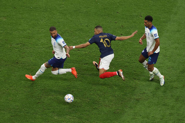 England v France : FIFA World Cup, WM, Weltmeisterschaft, Fussball 10 December 2022, Al Kohr - FIFA World Cup Qatar 2022 - Quarter-Finals - England v France - Kyle Walker of England, Kylian Mbappe of France and Jude Bellingham of England - Photo: Charlotte Wilson Offside. Al Kohr Qatar Copyright: xCharlottexWilsonx xOffsidexOffside