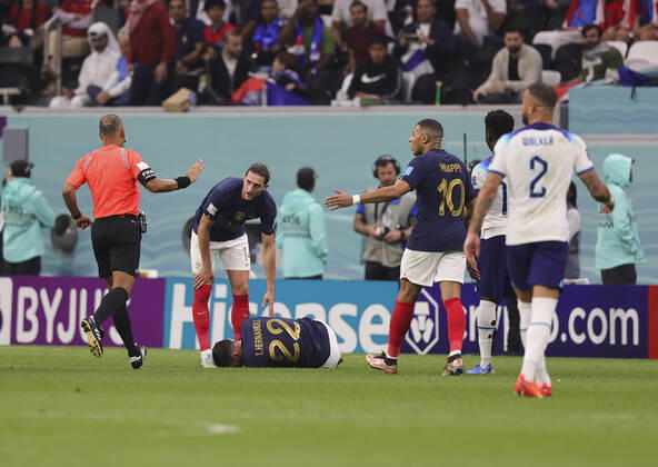 England v France 2022 FIFA World Cup, WM, Weltmeisterschaft, Fussball Theo Hernandez of France on the floor with an injury during the 2022 FIFA World Cup Quarter-final match at Al Bayt Stadium, Al Bayt Content Not Available For UK Newspapers Copyright: xPaulxChestertonx FIL-17802-0132 UK Newspapers OUT