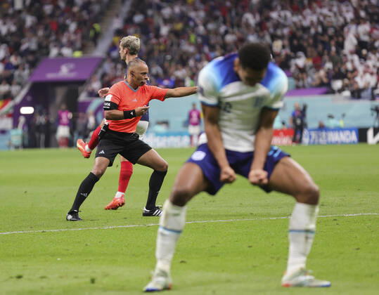 England v France 2022 FIFA World Cup, WM, Weltmeisterschaft, Fussball Referee Wilton Sampaio points for a penalty during the 2022 FIFA World Cup Quarter-final match at Al Bayt Stadium, Al Bayt Content Not Available For UK Newspapers Copyright: xPaulxChestertonx FIL-17802-0143 UK Newspapers OUT