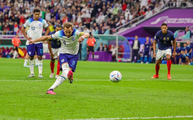 England v France 2022 FIFA World Cup, WM, Weltmeisterschaft, Fussball 10 12 2022. Quarter-finals Goal 1-1 Harry Kane (9) of England scores from the penalty spot during the 2022 FIFA World Cup quarter final match between England and France at Al Bayt Stadium, Al Khor, Qatar on 10 December 2022. Editorial use only , Copyright: xNigelxKeenex PSI-16540-0026