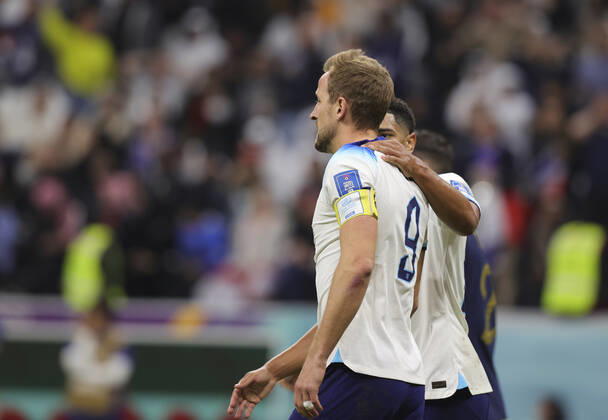 England v France 2022 FIFA World Cup, WM, Weltmeisterschaft, Fussball Harry Kane of England is comforted by Jude Bellingham after missing his penalty during the 2022 FIFA World Cup Quarter-final match at Al Bayt Stadium, Al Bayt Content Not Available For UK Newspapers Copyright: xPaulxChestertonx FIL-17802-0211 UK Newspapers OUT