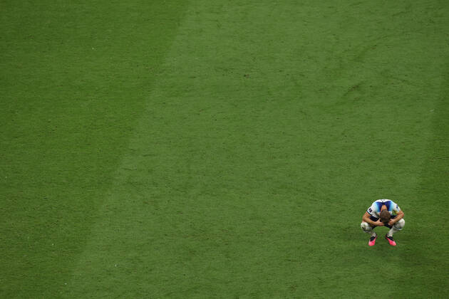 England v France : FIFA World Cup, WM, Weltmeisterschaft, Fussball 10 December 2022, Al Kohr - FIFA World Cup Qatar 2022 - Quarter-Finals - England v France - Harry Kane of England on his knees at the final whistle - Photo: Charlotte Wilson Offside. Al Kohr Qatar Copyright: xCharlottexWilsonx xOffsidexOffside
