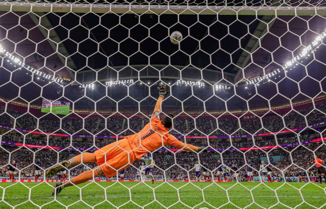 England v France 2022 FIFA World Cup, WM, Weltmeisterschaft, Fussball 10 12 2022. Quarter-finals Penalty miss England Harry Kane (9) of England sees his penalty fly over the bar during the 2022 FIFA World Cup quarter final match between England and France at Al Bayt Stadium, Al Khor, Qatar on 10 December 2022. Editorial use only , Copyright: xNigelxKeenex PSI-16540-0052