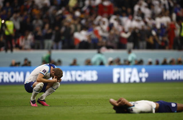 Harry Kane (L) of England reacts after the FIFA World Cup, WM, Weltmeisterschaft, Fussball quarters finals soccer match between England and France at Al Bayt stadium in Al Khor, Qatar, 10 December 2022. World Cup 2022: England vs. France !ACHTUNG: NUR REDAKTIONELLE NUTZUNG!  Copyright: xAlbertoxEstevezx GR6283 20221210-1e43a7223c38e79ab3cc0a0a5793bbec4a948f5e