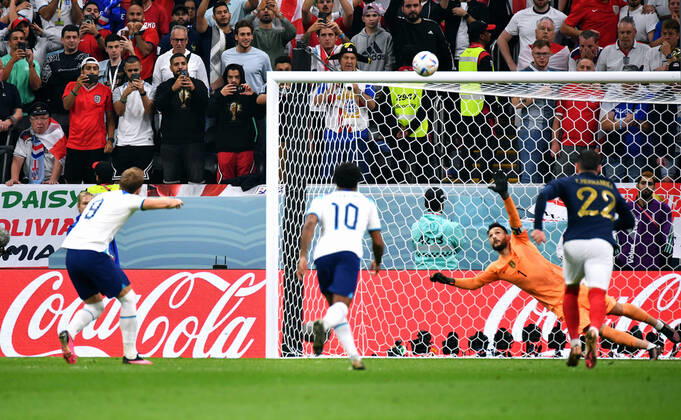 Fussball, Weltmeisterschaft, 2022, Herren, Qatar, 4. Viertelfinale, Al Bayt Stadium, England - Frankreich 1:2; Harry Kane (ENG) verschiesst den Elfmeter gegen Hugo Lloris (FRA). Aktion FIFA REGULATIONS PROHIBIT ANY USE OF PHOTOGRAPHS AS IMAGE SEQUENCES AND OR QUASI-VIDEO