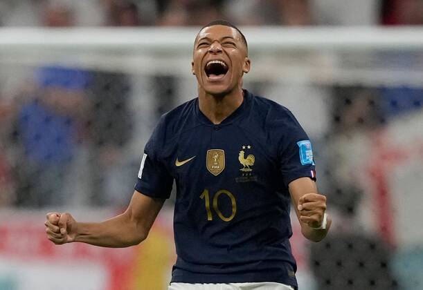 Mandatory Credit: Photo by Dave Shopland Shutterstock (13655765hb) Kylian Mbappe of France laughs after England s Harry Kane blasts penalty over the bar England v France, FIFA World Cup, WM, Weltmeisterschaft, Fussball 2022, Quarter Final, Football, Al Bayt Stadium, Al Khor, Qatar - 10 Dec 2022 Editorial Use Only England v France, FIFA World Cup 2022, Quarter Final, Football, Al Bayt Stadium, Al Khor, Qatar - 10 Dec 2022 Editorial Use Only Copyright: xDavexShopland Shutterstockx 13655765hb