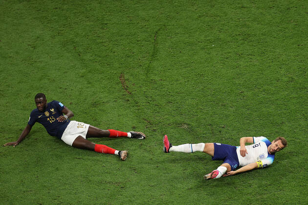 England v France : FIFA World Cup, WM, Weltmeisterschaft, Fussball 10 December 2022, Al Kohr - FIFA World Cup Qatar 2022 - Quarter-Finals - England v France - Dayot Upamecano of France and Harry Kane of England - Photo: Charlotte Wilson Offside. Al Kohr Qatar Copyright: xCharlottexWilsonx xOffsidexOffside