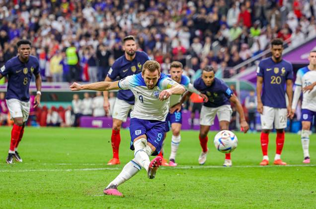 England v France 2022 FIFA World Cup, WM, Weltmeisterschaft, Fussball 10 12 2022. Quarter-finals Penalty, Harry Kane (9) of England takes a penalty in the second half but misses during the 2022 FIFA World Cup quarter final match between England and France at Al Bayt Stadium, Al Khor, Qatar on 10 December 2022. Editorial use only , Copyright: xNigelxKeenex PSI-16540-0101