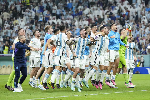 Argentina v Croatia: Semi Final - FIFA World Cup, WM, Weltmeisterschaft, Fussball Qatar 2022 Argentina players celebrate victory after the FIFA World Cup Qatar 2022 semi final match between Argentina and Croatia at Lusail Stadium on December 13, 2022 in Lusail City, Qatar. Lusail City Qatar  Copyright: xJosexBretonx originalFilename:breton-argentin221214_npTSc.jpg