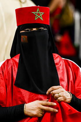 Supporters du Maroc - Ambiance femme portant le Hijab et un voile integral FOOTBALL : France vs Maroc - 1 2 finale - coupe du Monde Qatar 2022 - 14 12 2022 JBAutissier Panoramic