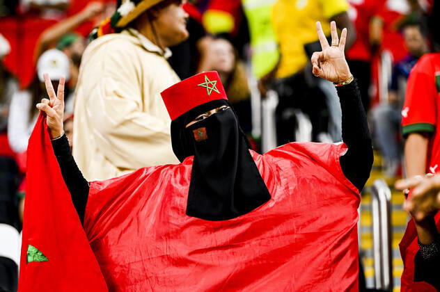 Supporters du Maroc - Ambiance femme portant le Hijab et un voile integral FOOTBALL : France vs Maroc - 1 2 finale - coupe du Monde Qatar 2022 - 14 12 2022 JBAutissier Panoramic 