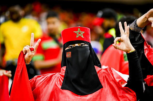 Supporters du Maroc - Ambiance femme portant le Hijab et un voile integral FOOTBALL : France vs Maroc - 1 2 finale - coupe du Monde Qatar 2022 - 14 12 2022 JBAutissier Panoramic
