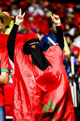 Supporters du Maroc - Ambiance femme portant le Hijab et un voile integral FOOTBALL : France vs Maroc - 1 2 finale - coupe du Monde Qatar 2022 - 14 12 2022 JBAutissier Panoramic