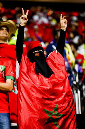 Supporters du Maroc - Ambiance femme portant le Hijab et un voile integral FOOTBALL : France vs Maroc - 1 2 finale - coupe du Monde Qatar 2022 - 14 12 2022 JBAutissier Panoramic