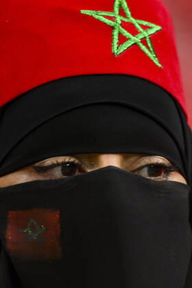 Supporters du Maroc - Ambiance femme portant le Hijab et un voile integral FOOTBALL : France vs Maroc - 1 2 finale - coupe du Monde Qatar 2022 - 14 12 2022 JBAutissier Panoramic