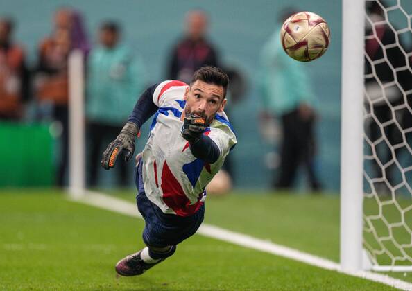 Mandatory Credit: Photo by Dave Shopland Shutterstock (13661844l) France goalkeeper Hugo Lloris warming up France v Morocco, FIFA World Cup, WM, Weltmeisterschaft, Fussball 2022, Semi Final, Football, Al Bayt Stadium, Al Khor, Qatar - 14 Dec 2022 Editorial Use Only France v Morocco, FIFA World Cup 2022, Semi Final, Football, Al Bayt Stadium, Al Khor, Qatar - 14 Dec 2022 Editorial Use Only Copyright: xDavexShopland Shutterstockx 13661844l