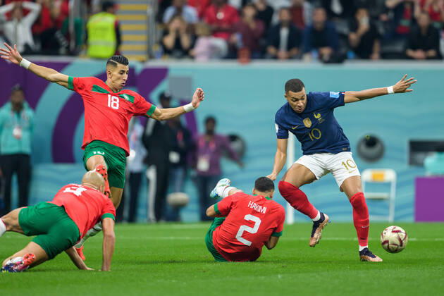 221214 Sofyan Amrabat, Jawad El Yamiq and Achraf Hakimi of Morocco against Kylian Mbappe of France during the FIFA World Cup, WM, Weltmeisterschaft, Fussball 2022 semifinal between France and Morocco on December 14, 2022 in Doha. Photo: Joel Marklund BILDBYRAN kod JM JM0412 bbeng fotboll football soccer fotball vm fotbolls-vm fotball-vm fotbolls-vm 2022 fifa world cup 2022 semifinal semi-final frankrike france marocko morocco Copyright: JOELxMARKLUND BB221214JM030