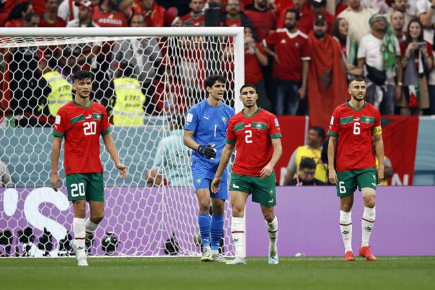 AL KHOR - (lr) Achraf Dari of Morocco, Morocco goalkeeper Yassine Bounou, Achraf Hakimi of Morocco, Romain Saiss of Morocco disappointed after the 1-0 during the FIFA World Cup, WM, Weltmeisterschaft, Fussball Qatar 2022 Semifinal match between France and Morocco at Al Bayt Stadium on December 14, 2022 in Al Khor, Qatar. AP Dutch Height MAURICE OF STONE FIFA World Cup Qatar 2022 2022 xVIxANPxSportx xMauricexvanxSteenxWKxIVx