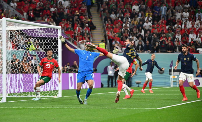 Fussball, Herren, Saison 2022 23, WM in Katar, Halblfinale, Frankreich - Marokko im Al-Bayt Stadium in Al-Khor, Theo Hernandez (Frankreich) erzielt das Tor zum 1:0 gegen Achraf Dari (Marokko) und Torhüter Yassine Bounou (Marokko), 14.12. 2022, Copyright: xMatthiasxKochx