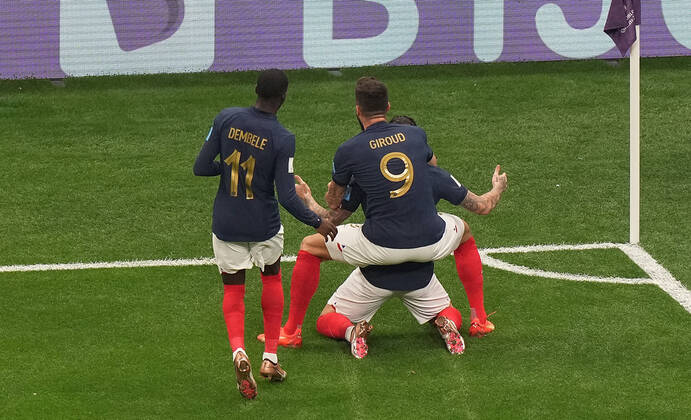 QAT, WM FIFA 2022, Halbfinale, Frankreich vs Marokko 14.12.2022, Al Bayt Stadium, Doha, QAT, WM FIFA 2022, Halbfinale, Frankreich vs Marokko, im Bild France s defender Theo Hernandez freut sich über das Tor zum 1:0.