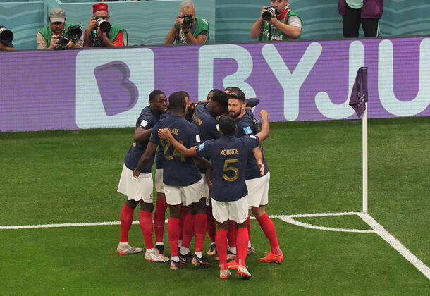 QAT, WM FIFA 2022, Halbfinale, Frankreich vs Marokko 14.12.2022, Al Bayt Stadium, Doha, QAT, WM FIFA 2022, Halbfinale, Frankreich vs Marokko, im Bild France s defender Theo Hernandez freut sich über das Tor zum 1:0.