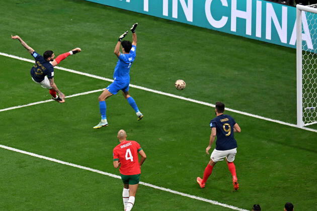 Sport Bilder des Tages Al-Khor, Al-Bayt Stadium, 14.12.22, QAT, Herren, FIFA World Cup, WM, Weltmeisterschaft, Fussball 2022, Halbfinale, Frankreich-Marokko Bild: Theo HERNANDEZ (Frankreich) macht das Tor zum 1:0 Nur fuer journalistische Zwecke! Only for editorial use! Gemaess den Vorgaben der FIFA ist es untersagt, in dem Stadion und oder vom Spiel angefertigte Fotoaufnahmen in Form von Sequenzbildern und oder videoaehnlichen Fotostrecken zu verwerten bzw. verwerten zu lassen. FIFA regulations prohibit any use of photographs as image sequences and or quasi-video. Qatar