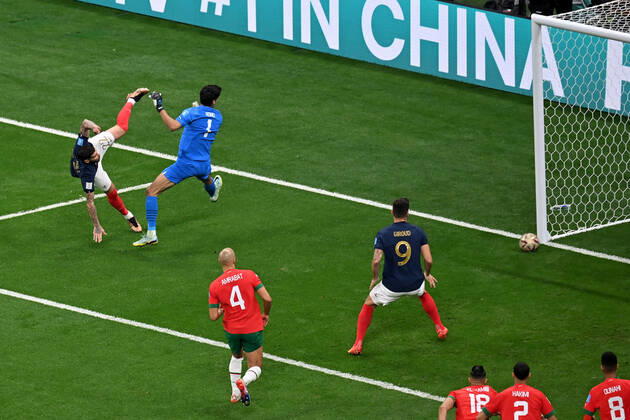 Al-Khor, Al-Bayt Stadium, 14.12.22, QAT, Herren, FIFA World Cup, WM, Weltmeisterschaft, Fussball 2022, Halbfinale, Frankreich-Marokko Bild: Theo HERNANDEZ (Frankreich) macht das Tor zum 1:0 Nur fuer journalistische Zwecke! Only for editorial use! Gemaess den Vorgaben der FIFA ist es untersagt, in dem Stadion und oder vom Spiel angefertigte Fotoaufnahmen in Form von Sequenzbildern und oder videoaehnlichen Fotostrecken zu verwerten bzw. verwerten zu lassen. FIFA regulations prohibit any use of photographs as image sequences and or quasi-video. Qatar