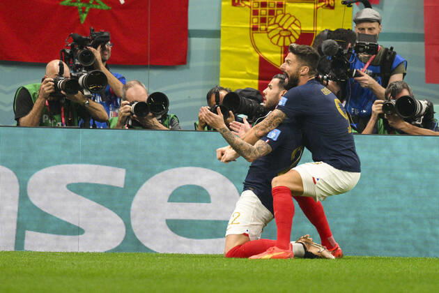 Sport Bilder des Tages joie des joueurs de l equipe de France apres le but de HERNANDEZ Theo (FRA) FOOTBALL : France vs Maroc - 1 2 finale - coupe du Monde Qatar 2022 - 14 12 2022 JBAutissier Panoramic 