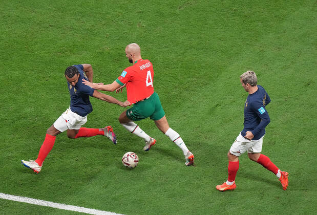 QAT, WM FIFA 2022, Halbfinale, Frankreich vs Marokko 14.12.2022, Al Bayt Stadium, Doha, QAT, WM FIFA 2022, Halbfinale, Frankreich vs Marokko, im Bild France s defender Jules Kounde , Morocco s midfielder Sofyan Amrabat , France s forward Antoine Griezmann .