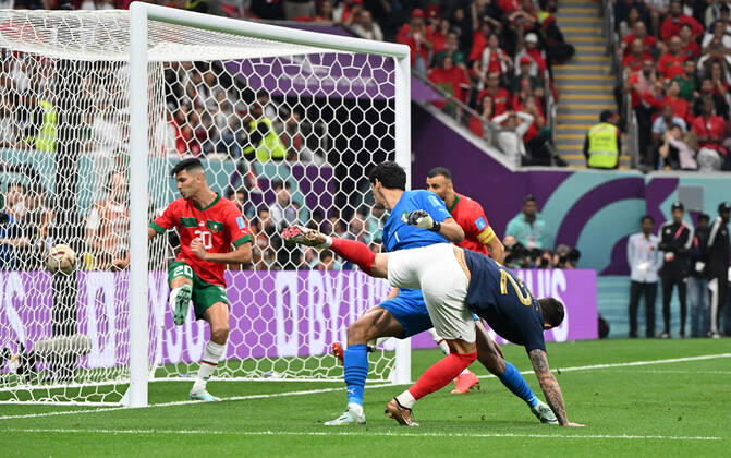 Fussball, Herren, Saison 2022 23, WM in Katar, Halblfinale, Frankreich - Marokko im Al-Bayt Stadium in Al-Khor, Theo Hernandez (Frankreich) erzielt das Tor zum 1:0 gegen Achraf Dari (Marokko) und Torhüter Yassine Bounou (Marokko), 14.12. 2022, Copyright: xMatthiasxKochx