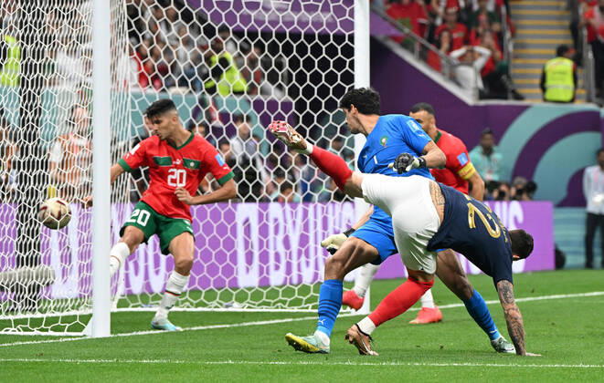 Fussball, Herren, Saison 2022 23, WM in Katar, Halblfinale, Frankreich - Marokko im Al-Bayt Stadium in Al-Khor, Theo Hernandez (Frankreich) erzielt das Tor zum 1:0 gegen Achraf Dari (Marokko) und Torhüter Yassine Bounou (Marokko), 14.12. 2022, Copyright: xMatthiasxKochx