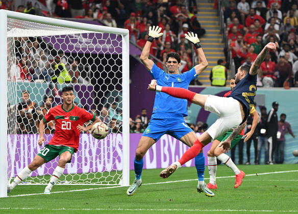 Sport Bilder des Tages Fussball, Herren, Saison 2022 23, WM in Katar, Halblfinale, Frankreich - Marokko im Al-Bayt Stadium in Al-Khor, Theo Hernandez (Frankreich) erzielt das Tor zum 1:0 gegen Achraf Dari (Marokko) und Torhüter Yassine Bounou (Marokko), 14.12. 2022, Copyright: xMatthiasxKochx