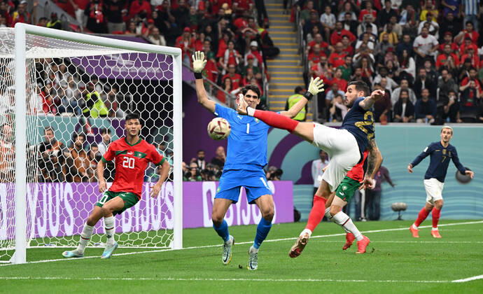 Fussball, Herren, Saison 2022 23, WM in Katar, Halblfinale, Frankreich - Marokko im Al-Bayt Stadium in Al-Khor, Theo Hernandez (Frankreich) erzielt das Tor zum 1:0 gegen Achraf Dari (Marokko) und Torhüter Yassine Bounou (Marokko), 14.12. 2022, Copyright: xMatthiasxKochx
