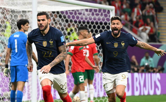 Fussball, Herren, Saison 2022 23, WM in Katar, Halblfinale, Frankreich - Marokko im Al-Bayt Stadium in Al-Khor, v. l. Theo Hernandez (Frankreich), Olivier Giroud (Frankreich), Jubel nach Tor zum 1:0, 14.12. 2022, Copyright: xMatthiasxKochx