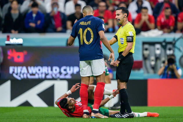 221214 Jawad El Yamiq of Morocco in a discussion with Kylian Mbappe of France during the FIFA World Cup, WM, Weltmeisterschaft, Fussball 2022 semifinal between France and Morocco on December 14, 2022 in Doha. Photo: Joel Marklund BILDBYRAN kod JM JM0412 bbeng fotboll football soccer fotball vm fotbolls-vm fotball-vm fotbolls-vm 2022 fifa world cup 2022 semifinal semi-final frankrike france marocko morocco Copyright: JOELxMARKLUND BB221214JM057