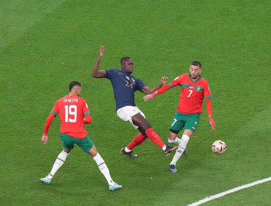 14.12.2022, Al Bayt Stadium, Doha, QAT, WM FIFA 2022, Halbfinale, Frankreich vs Marokko, im Bild Morocco s forward Youssef En-Nesyri , France s defender Ibrahima Konate , Morocco s midfielder Hakim Ziyech Doha Al Bayt Stadium Qatar