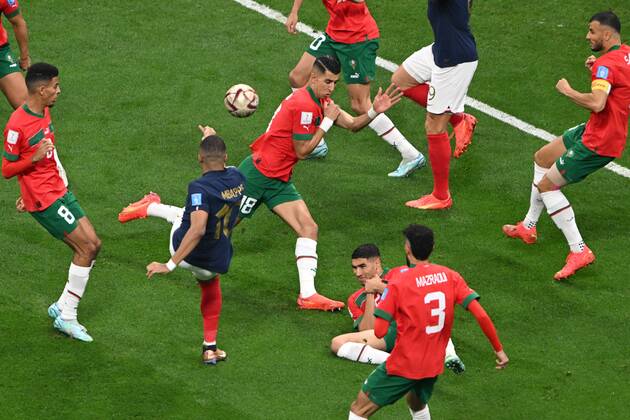 Qatar Soccer World Cup France - Morocco 8339528 14.12.2022 France s and Morocco s players struggle for a ball during the Qatar 2022 World Cup semi-final match between France and Morocco at the Bayt Stadium, in Al Khor, Qatar. Grigory Sysoev Sputnik Al Khor Qatar  Copyright: xGrigoryxSysoevx