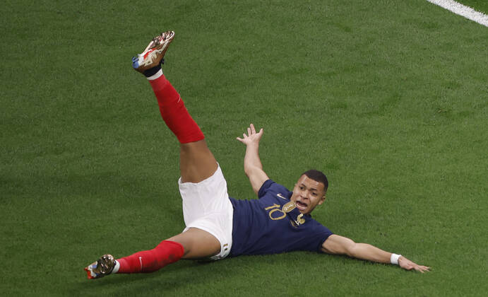 Kylian Mbappe of France reacts during the FIFA World Cup, WM, Weltmeisterschaft, Fussball semifinals soccer match between France and Morocco at Al Bayt Stadium in Al Khor, Qatar, 14 December 2022. World Cup 2022: France vs. Morocco !ACHTUNG: NUR REDAKTIONELLE NUTZUNG!  Copyright: xAlbertoxEstevezx GR3079 20221214-1624cbd5aed4f899677bb1c9f482581ea4120d8b