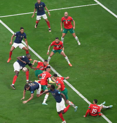 QAT, WM FIFA 2022, Halbfinale, Frankreich vs Marokko 14.12.2022, Al Bayt Stadium, Doha, QAT, WM FIFA 2022, Halbfinale, Frankreich vs Marokko, im Bild France s forward Kylian Mbappe , Morocco s midfielder Sofyan Amrabat , Morocco s defender Jawad Yamiq , France s defender Raphael Varane , France s midfielder Youssouf Fofana , Morocco s midfielder Selim Amallah , France s forward Olivier Giroud , Morocco s defender Noussair Mazraoui , Morocco s defender Achraf Hakimi , France s defender Ibrahima Konate , Morocco s forward Youssef En-Nesyri .