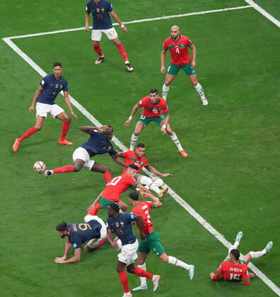 QAT, WM FIFA 2022, Halbfinale, Frankreich vs Marokko 14.12.2022, Al Bayt Stadium, Doha, QAT, WM FIFA 2022, Halbfinale, Frankreich vs Marokko, im Bild France s forward Kylian Mbappe , Morocco s midfielder Sofyan Amrabat , Morocco s defender Jawad Yamiq , France s defender Raphael Varane , France s midfielder Youssouf Fofana , Morocco s midfielder Selim Amallah , France s forward Olivier Giroud , Morocco s defender Noussair Mazraoui , Morocco s defender Achraf Hakimi , France s defender Ibrahima Konate , Morocco s forward Youssef En-Nesyri .