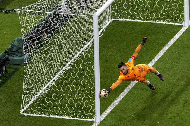 França x Marrocos AL-KHOR, AK - 14.12.2022: FRANÇA X MARROCOS - Morocco hits the post, Hugo Lloris of France during the match between France and Morocco, valid for the semifinal of the World Cup, held at Al Bayt Stadium, Qatar. (Photo: Richard Callis Fotoarena) x2310953x  RichardxCallis
