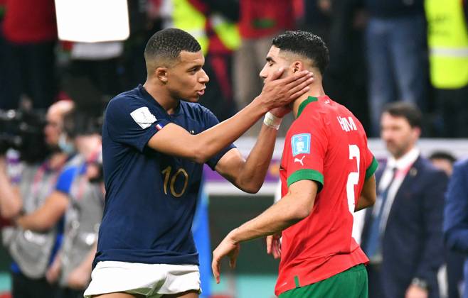 Sport Bilder des Tages Fussball Weltmeisterschaft, Herren, Qatar 2022, 2. Halbfinale, Al Bayt Stadium, Frankreich - Marokko 2:0; Kylian Mbappe (FRA) tröstet Achraf Hakimi (MAR) nach Spielende. FIFA REGULATIONS PROHIBIT ANY USE OF PHOTOGRAPHS AS IMAGE SEQUENCES AND OR QUASI-VIDEO