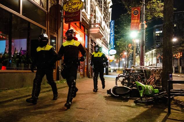 ROTTERDAM - Young people are being sent away from the Kruisplein by the riot police after the lost semi-final match between Morocco and France at the World Cup football in Qatar. ANP JEFFREY GROENEWEG xVIxANPxSportx xxANPxIVx