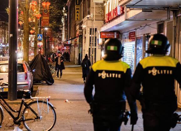 ROTTERDAM - Young people are being sent away from the Kruisplein by the riot police after the lost semi-final match between Morocco and France at the World Cup football in Qatar. ANP JEFFREY GROENEWEG xVIxANPxSportx xxANPxIVx
