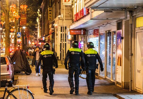 ROTTERDAM - Young people are being sent away from the Kruisplein by the riot police after the lost semi-final match between Morocco and France at the World Cup football in Qatar. ANP JEFFREY GROENEWEG xVIxANPxSportx xxANPxIVx