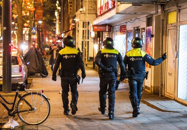 ROTTERDAM - Young people are being sent away from the Kruisplein by the riot police after the lost semi-final match between Morocco and France at the World Cup in Qatar. ANP JEFFREY GROENEWEG xVIxANPxSportx xxANPxIVx