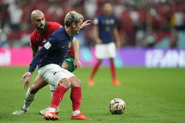 France v Morocco: Semi Final - FIFA World Cup, WM, Weltmeisterschaft, Fussball Qatar 2022 Antoine Griezmann second striker of France and Atletico de Madrid and Sofyan Amrabat defensive midfield of Morocco and ACF Fiorentina compete for the ball during the FIFA World Cup Qatar 2022 semi final match between France and Morocco at Al Bayt Stadium on December 14, 2022 in Al Khor, Qatar. Al Khor Qatar Copyright: xJosexBretonx originalFilename:breton-francevm221214_npKZw